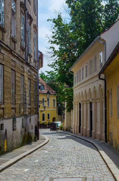 Vista Uma Antiga Rua Sinuosa Situada Núcleo Medieval Capital Croata — Fotografia de Stock