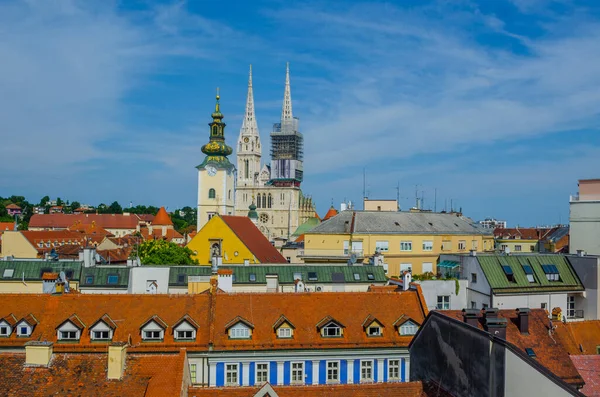 parlak güneşli bir günde bir zagreb Katedrali üzerinde havadan görünümü