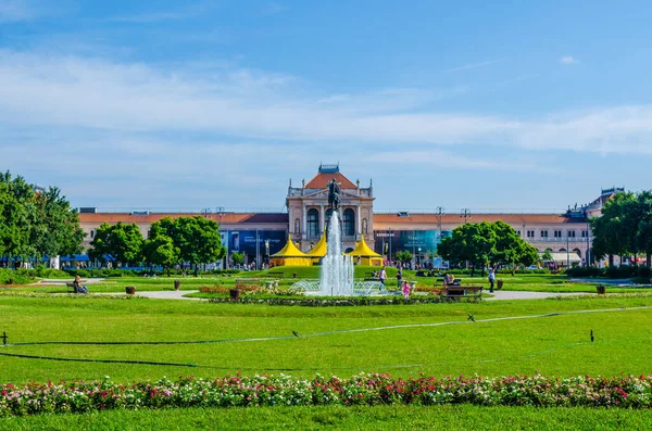 Zagreb tren istasyonu - Hırvatistan önünde park