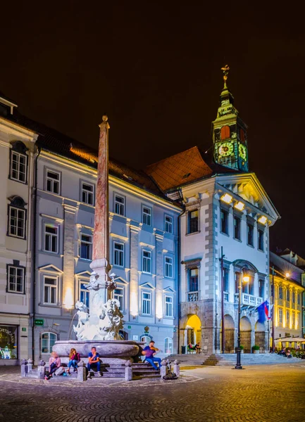 罗曼蒂克 卢布尔雅那的市中心 斯洛文尼亚的首都 市政厅和Roba的喷泉在黄昏时被射中 — 图库照片