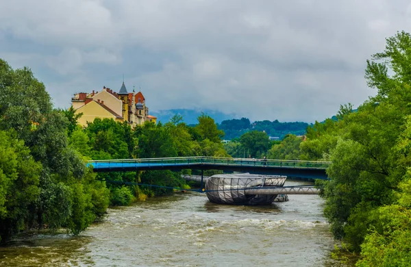 30 Mayıs 2015 'te Graz' daki Mur Nehri 'ndeki yapay ada. Ünlü bir simgedir ve Graz turizmi için çok popülerdir..