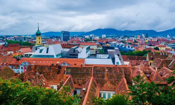 Avusturya şehrinin manzarası merdivenlerden çekilip Unesco Dünya Mirası 'ndaki Schlossberg kalesine gidiyor.