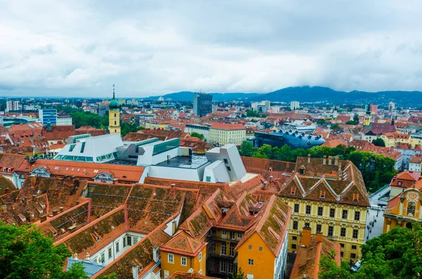 Avusturya şehrinin manzarası merdivenlerden çekilip Unesco Dünya Mirası 'ndaki Schlossberg kalesine gidiyor.