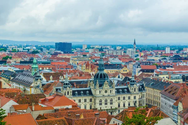 Avusturya şehir merkezindeki belediye binasının hava manzarası.