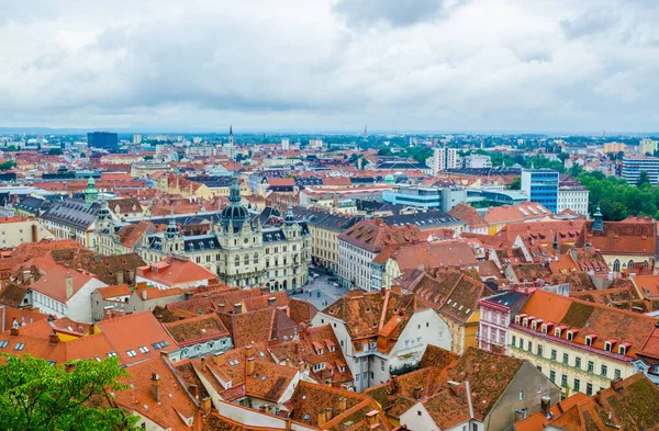 Avusturya şehir merkezindeki belediye binasının hava manzarası.