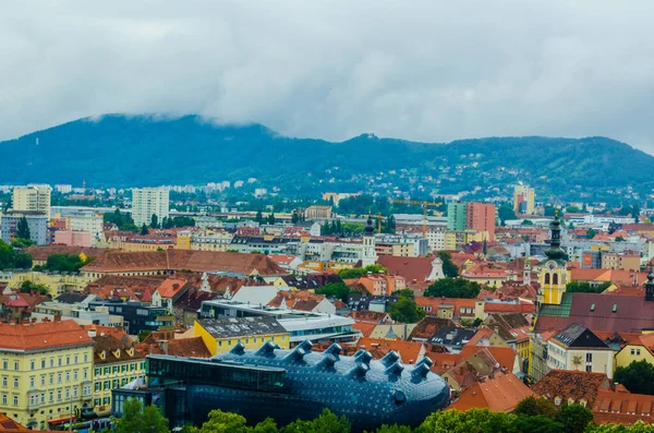 Avusturya şehir merkezindeki belediye binasının hava manzarası.