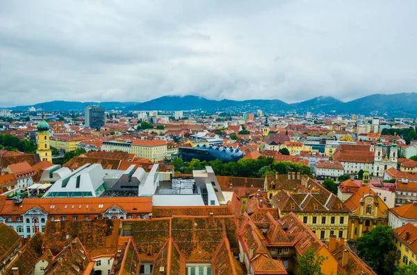 Avusturya şehir merkezindeki belediye binasının hava manzarası.