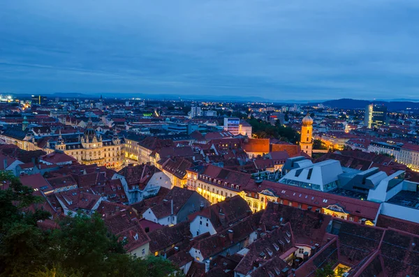 Aydınlatılmış Avusturya şehri graz üzerinde gece hava manzarası