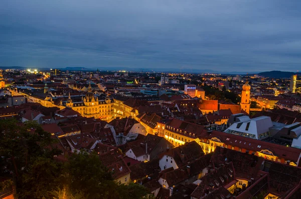 Aydınlatılmış Avusturya şehri graz üzerinde gece hava manzarası