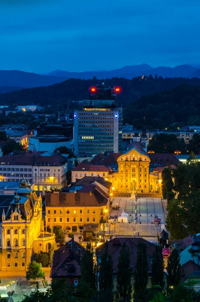 Gün batımından hemen sonra Ljubljana Kalesi 'nden Ljubljana Üniversitesi' nin Kongre Meydanı ve Yıldız Parkı manzarası, Ljubljana, Slovenya