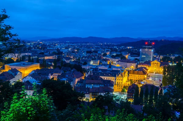 Romantik ortaçağ Ljubljana 'nın Slovenya' nın başkenti olan şehir merkezinin havadan panoramik görüntüsü