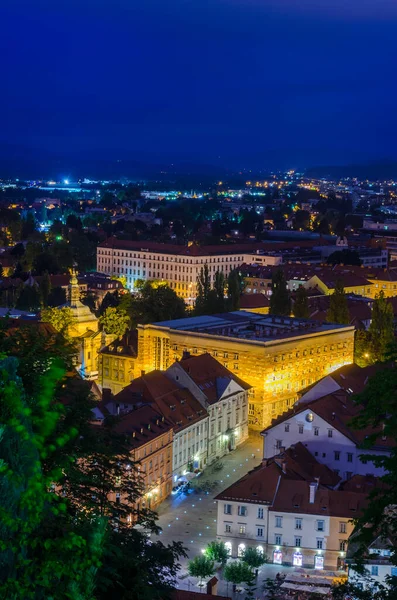 Sloven başkenti Ljubljana 'daki Novi Trg Meydanı' nın gece hava görüntüsü