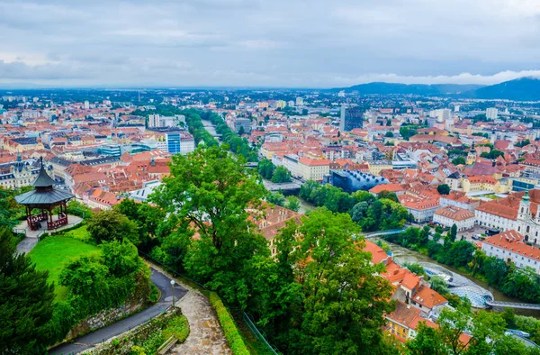 Avusturya şehrinin manzarası merdivenlerden çekilip Unesco Dünya Mirası 'ndaki Schlossberg kalesine gidiyor.
