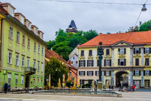 Widok Oświetlony Karmeliterplatz Austriackim Mieście Graz — Zdjęcie stockowe