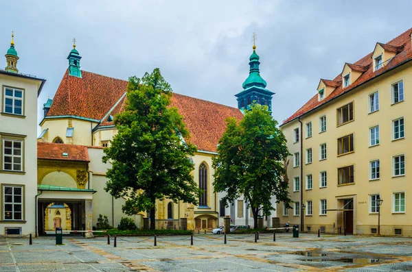 Graz, Avusturya 'da eski imparatorluk konutu ve kalesi. Graz, Avusturya 'nın Styria eyaletinin başkentidir.
