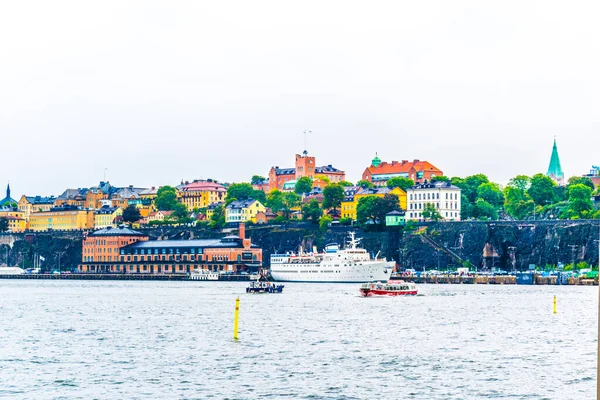 Fotografiska müzesi Stockholm 'deki Sodermalm Adası' ndaki eski bir gümrük binasının içinde yer alıyor.