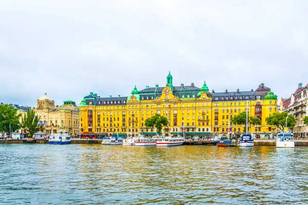 Stockholm rıhtımının manzarası. Yanında İsveççe uzanan güzel eski evler var.