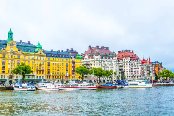 Stockholm rıhtımının manzarası. Yanında İsveççe uzanan güzel eski evler var.