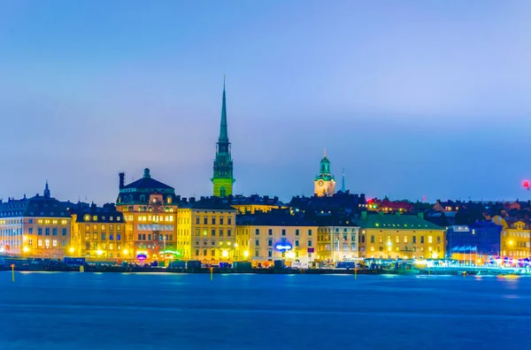 Storkyrkan kilisesinin hakim olduğu Gamla Stan 'in gece görüşü