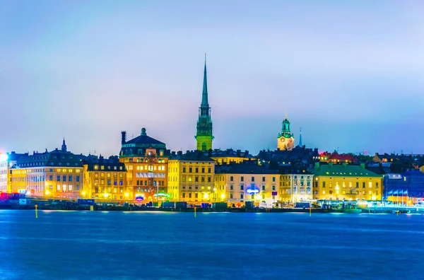Storkyrkan kilisesinin hakim olduğu Gamla Stan 'in gece görüşü