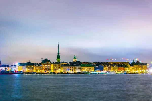 Storkyrkan kilisesinin hakim olduğu Gamla Stan 'in gece görüşü