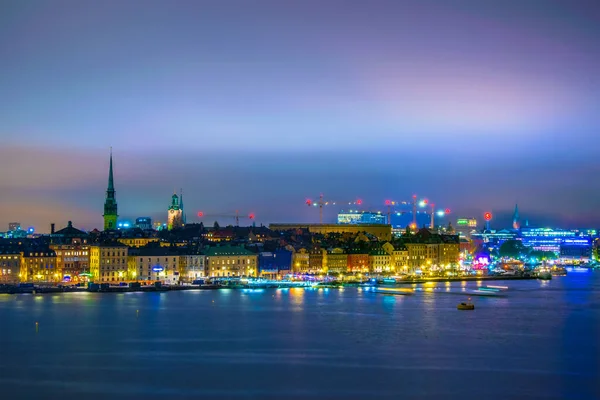 Storkyrkan kilisesinin hakim olduğu Gamla Stan 'in gece görüşü