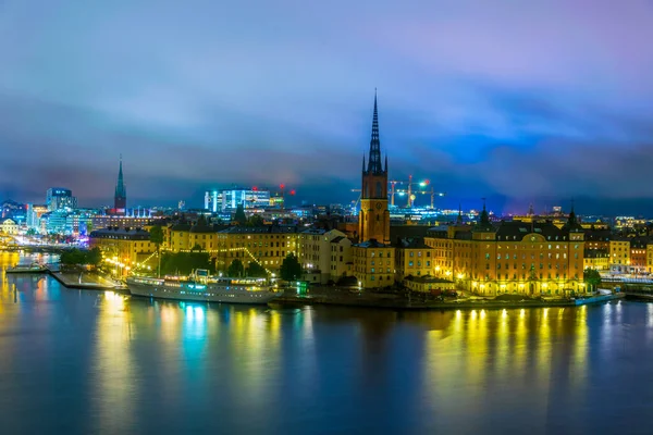 Stockholm, İsveçli Riddarholmskyrkan (Riddarholmen Kilisesi) tarafından yönetilen Gamla Stan 'in gece görüşü