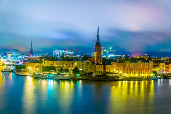 Stockholm, İsveçli Riddarholmskyrkan (Riddarholmen Kilisesi) tarafından yönetilen Gamla Stan 'in gece görüşü