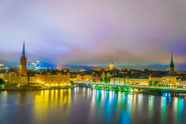 Stockholm, İsveçli Riddarholmskyrkan (Riddarholmen Kilisesi) tarafından yönetilen Gamla Stan 'in gece görüşü