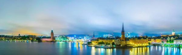 Ночная Панорама Стокгольма Включая Ратушу Штадшусета Церковь Риддархольмскыркан Старый Город — стоковое фото