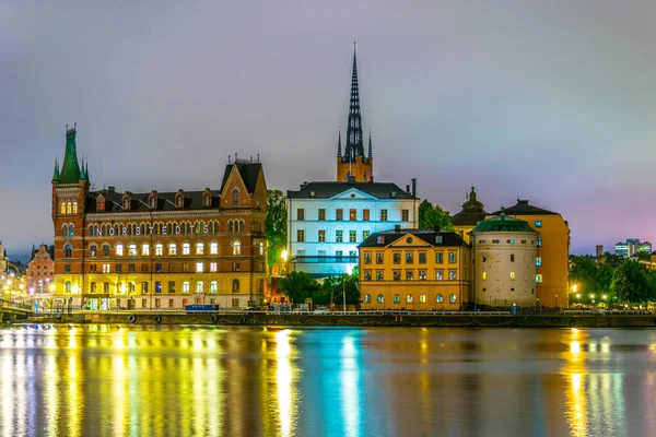Stockholm, İsveçli Riddarholmskyrkan (Riddarholmen Kilisesi) tarafından yönetilen Gamla Stan 'in gece görüşü