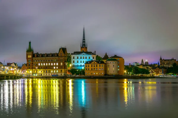 Stockholm, İsveçli Riddarholmskyrkan (Riddarholmen Kilisesi) tarafından yönetilen Gamla Stan 'in gece görüşü