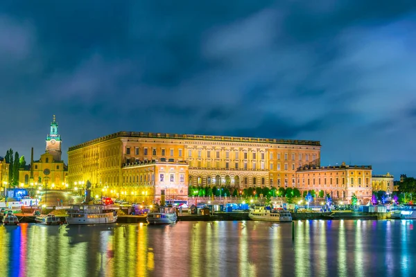 İsveç Stockholm 'deki Gamla Stan ve Kraliyet Sarayı' nın gece manzarası