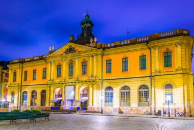 İsveç 'in Stockholm kentindeki Nobel müzesine ev sahipliği yapan Svenska Akademien binasının gece görüşü