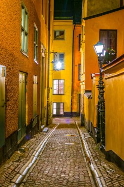 İsveç 'in merkezindeki Gamla Stan' de aydınlık bir caddenin gece görüşü