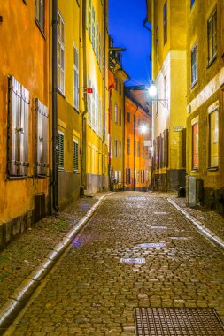 İsveç 'in merkezindeki Gamla Stan' de aydınlık bir caddenin gece görüşü