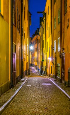 İsveç 'in merkezindeki Gamla Stan' de aydınlık bir caddenin gece görüşü