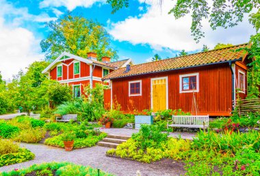 Stockholm 'deki Skansen Müzesi' nde bir çiftlik evi manzarası.