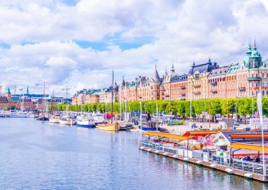 Stockholm rıhtımının manzarası. Yanında İsveççe uzanan güzel eski evler var.