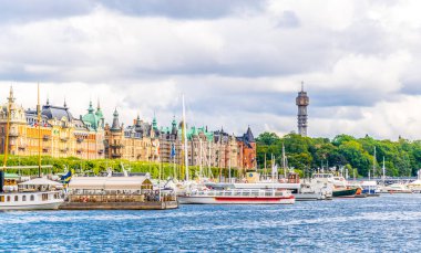 Stockholm rıhtımının manzarası. Yanında İsveççe uzanan güzel eski evler var.