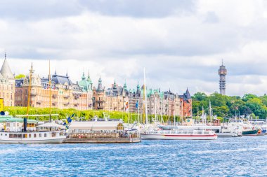 Stockholm rıhtımının manzarası. Yanında İsveççe uzanan güzel eski evler var.