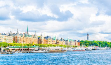Stockholm rıhtımının manzarası. Yanında İsveççe uzanan güzel eski evler var.