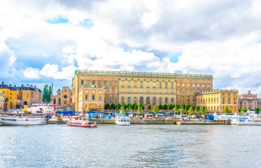 İsveç Stockholm 'deki Gamla Stan ve Kraliyet Sarayı manzarası