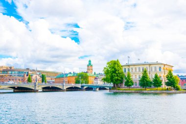 Stockholm 'de Gamla Stan' in panorama manzarası Riksdagshuset, Bonde Palace, Riddarhuset ve Norstedts 'in evi de dahil.