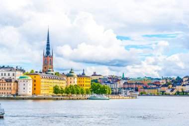 Riddarholmskyrkan (Riddarholmen Kilisesi) tarafından yönetilen Gamla Stan 'in Panorama manzarası