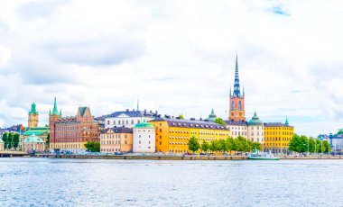 Riddarholmskyrkan (Riddarholmen Kilisesi) tarafından yönetilen Gamla Stan 'in Panorama manzarası