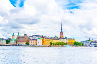 Riddarholmskyrkan (Riddarholmen Kilisesi) tarafından yönetilen Gamla Stan 'in Panorama manzarası