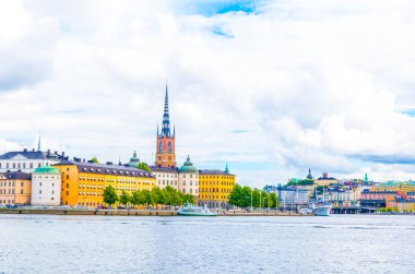 Riddarholmskyrkan (Riddarholmen Kilisesi) tarafından yönetilen Gamla Stan 'in Panorama manzarası