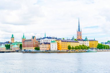 Riddarholmskyrkan (Riddarholmen Kilisesi) tarafından yönetilen Gamla Stan 'in Panorama manzarası