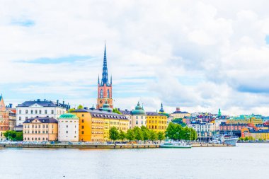 Riddarholmskyrkan (Riddarholmen Kilisesi) tarafından yönetilen Gamla Stan 'in Panorama manzarası